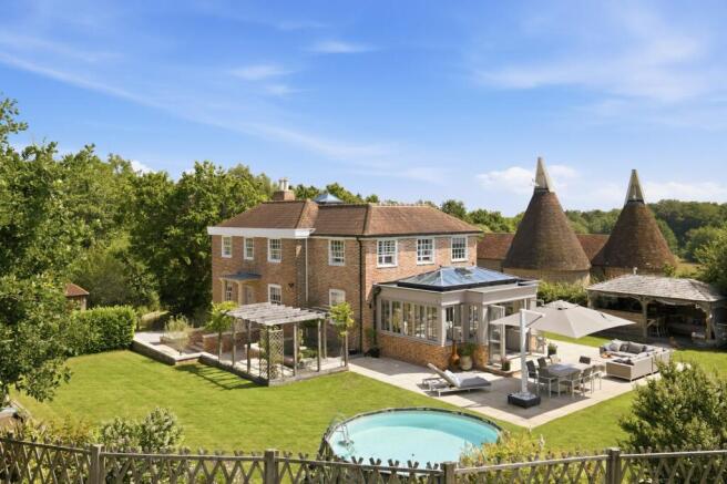 5 bed property, in Colts Hill, £1,700,000