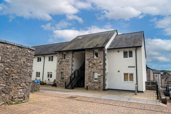 2 bed property, in 1 Kings Arm Croft, £200,000