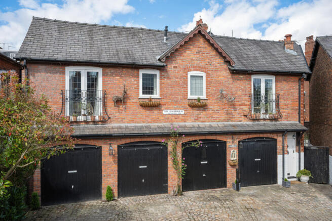 2 bed property, in Tyler Street, £495,000