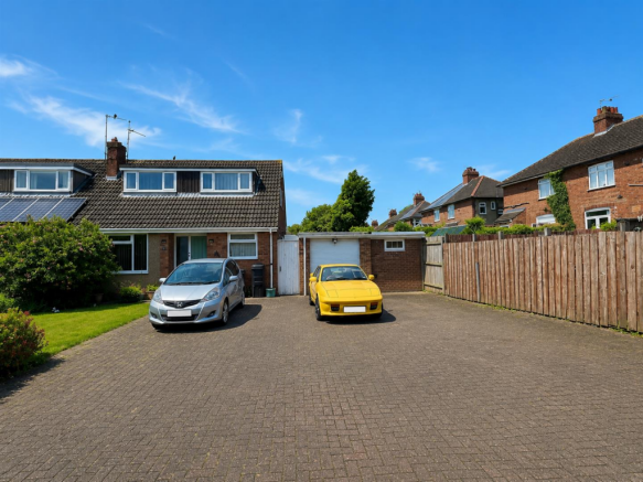 3 bed property, in Gloucester Place, £205,000
