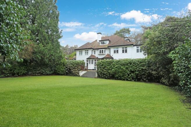 2 bed property, in Queens Park Avenue, £240,000