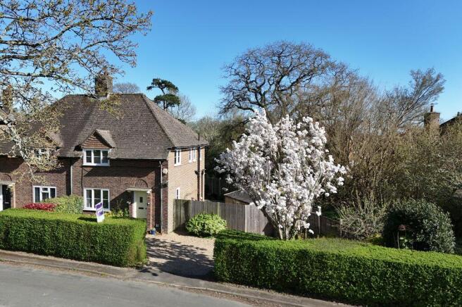 3 bed property, in Longacre Crescent, £495,000