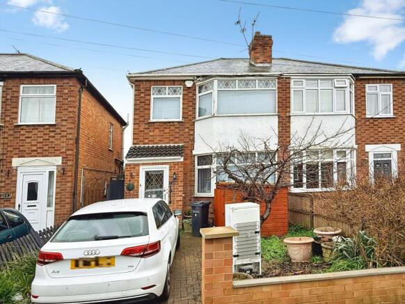 3 bed property, in Kew Drive, £230,000