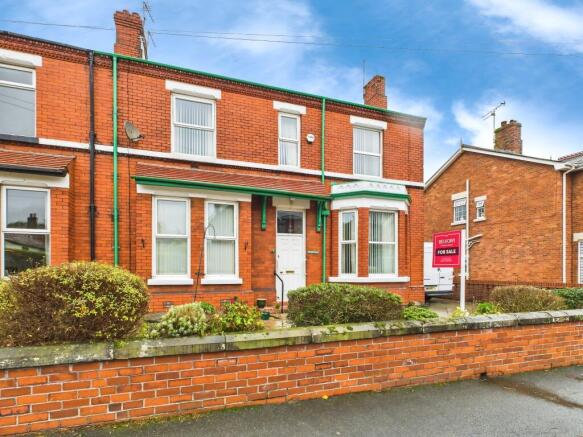4 bed property, in Queens Road, £425,000