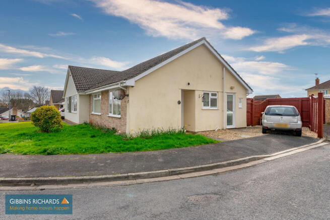 2 bed property, in Ringwood Road, £270,000