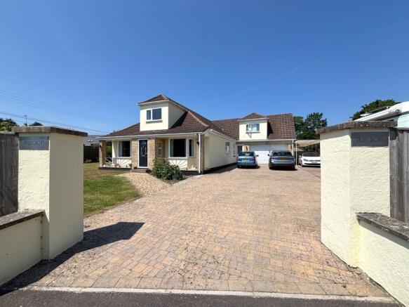 5 bed property, in Charlton Road, £695,000
