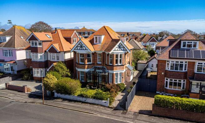 4 bed property, in Pinecliffe Avenue, £800,000