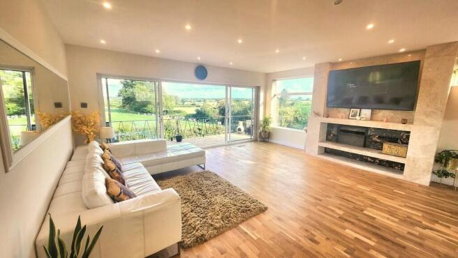 5 bed property, in Elmcroft Road, £575,000