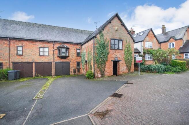 3 bed property, in Manor House Close, £430,000