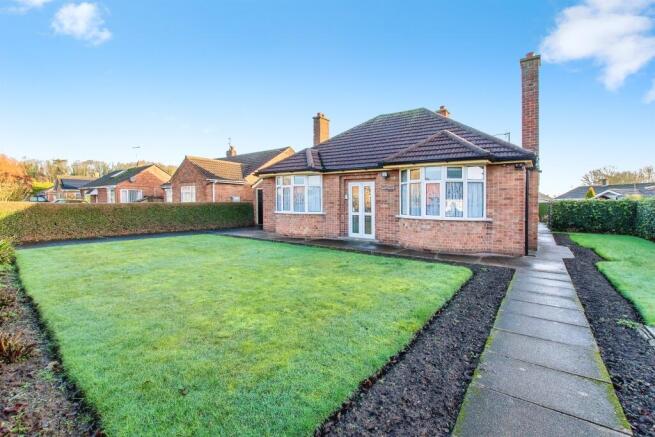 2 bed property, in Robin Hoods Walk, £175,000