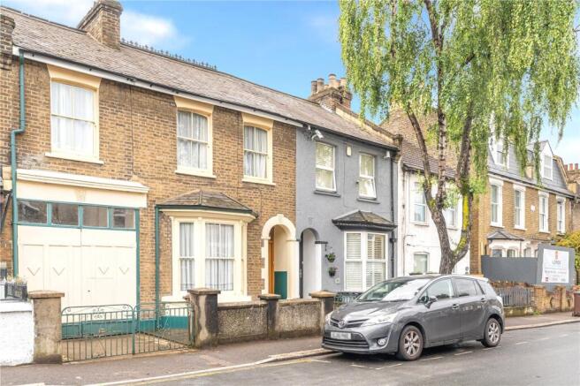 5 bed property, in Clarendon Road, £850,000
