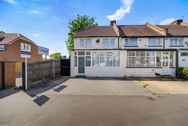 3 bed property, in Vicarage Farm Road, £560,000