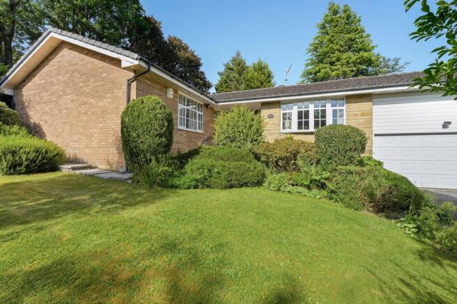 3 bed property, in Pinehurst, £795,000