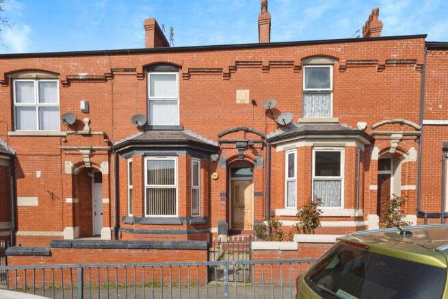 3 bed property, in Mossley Road, £290,000