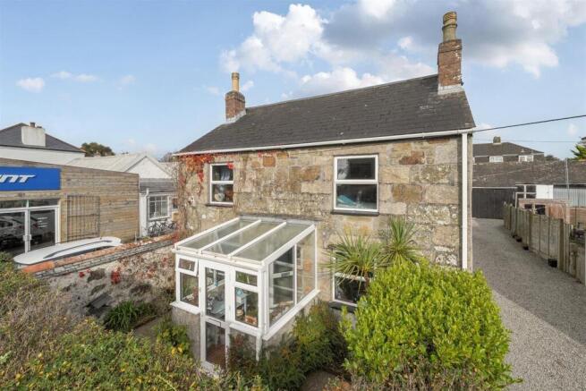 4 bed property, in Helston, £475,000