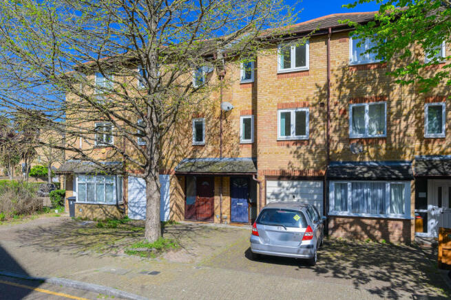 3 bed property, in Inglewood Close, £700,000
