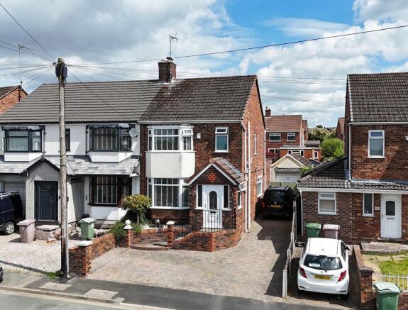 3 bed property, in Hillside Close, £260,000
