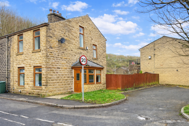 3 bed property, in Hareholme Lane, £240,000