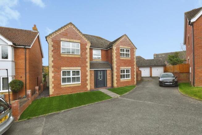 4 bed property, in Northampton Close, £550,000