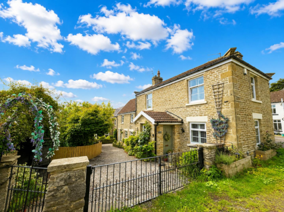 4 bed property, in High Street, £480,000