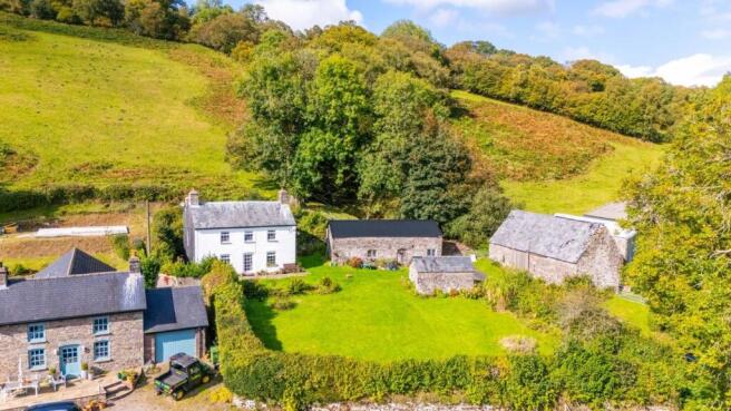 4 bed property, in Senni, £525,000