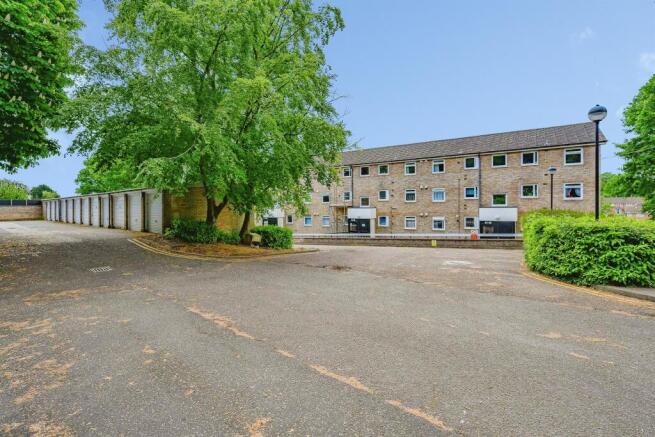 2 bed property, in The Cornfields, £250,000