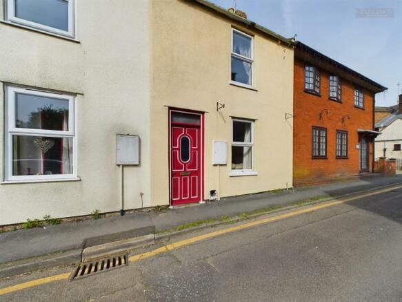 2 bed property, in Reform Street, £125,000