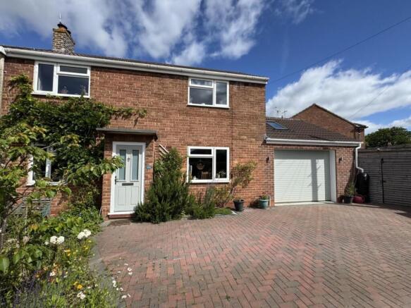 3 bed property, in Sandy Way, £400,000