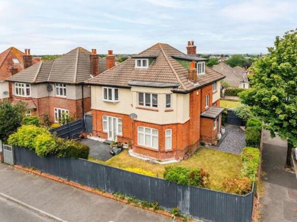 6 bed property, in St. Albans Avenue, £570,000