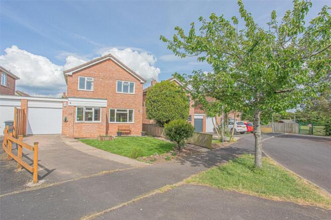 3 bed property, in Huntham Close, £360,000