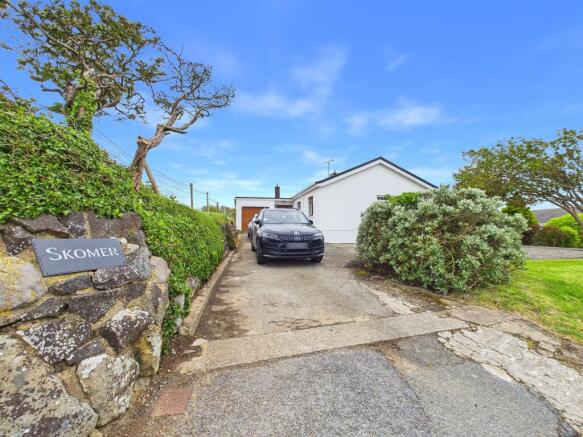 4 bed property, in Llanungar Lane, £425,000