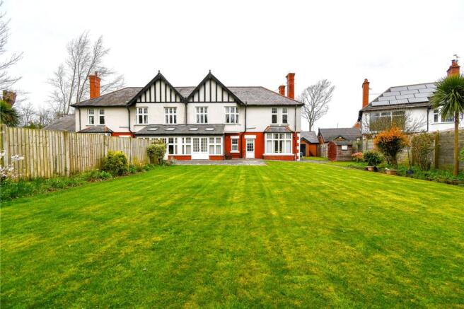 5 bed property, in Park Road North, £375,000