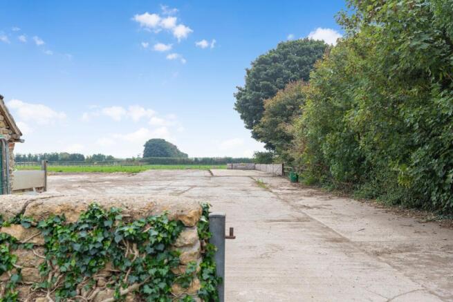 4 bed property, in Lot 1, £400,000
