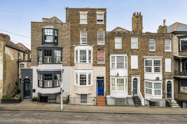 1 bed property, in Rose Hill, £150,000