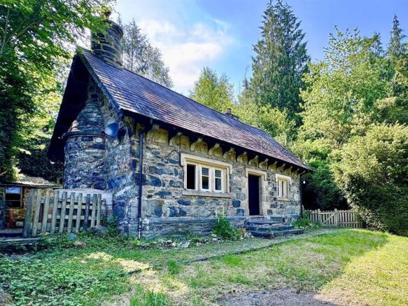 2 bed property, in Llanrwst, £280,000