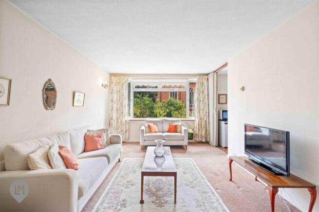 2 bed property, in Augustus Road, £375,000