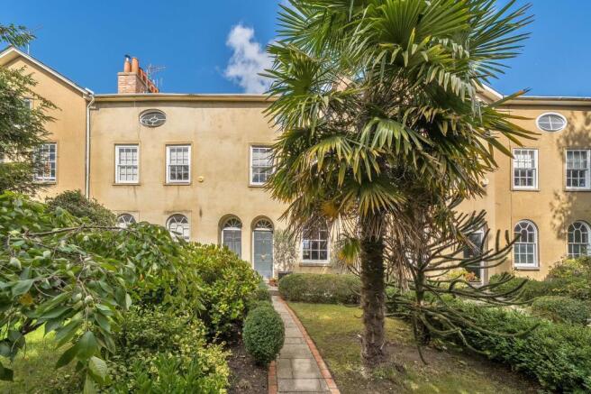 4 bed property, in Castle Hill, £775,000