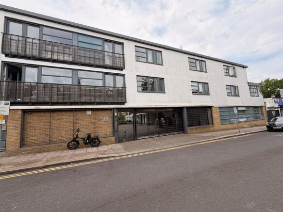2 bed property, in Warfield Road, £370,000