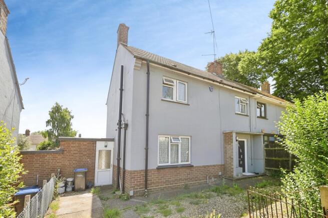 4 bed property, in Pembroke Road, £295,000