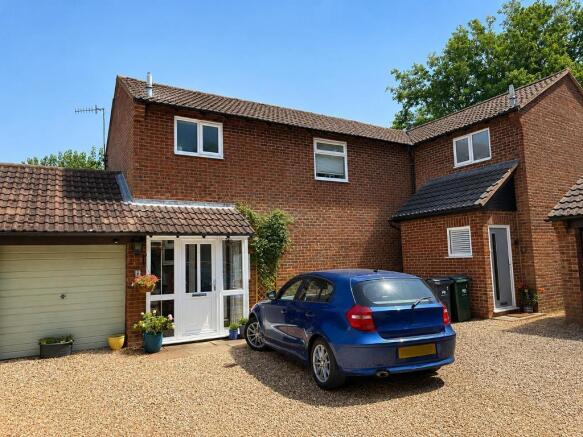 3 bed property, in Blandford Close, £315,000