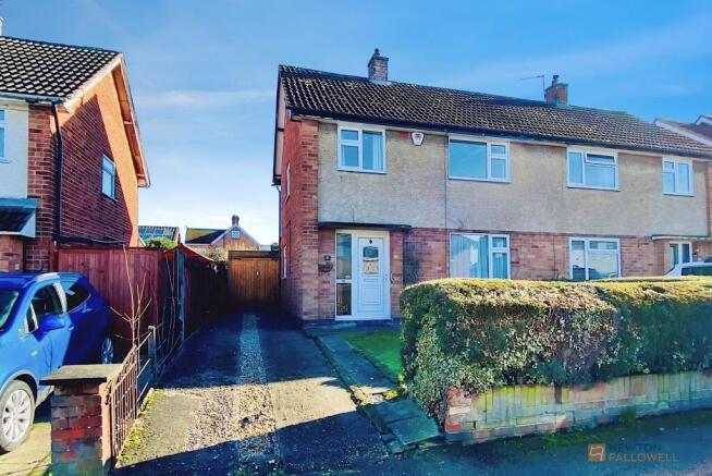 3 bed property, in Coplow Crescent, £215,000