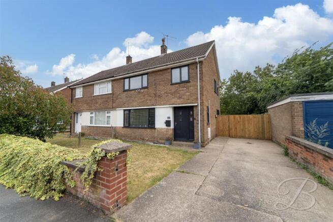 3 bed property, in Valley Approach, £200,000