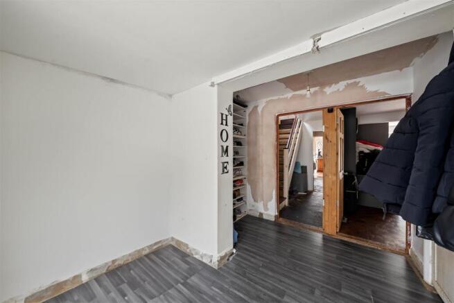 4 bed property, in Willow Wood Crescent, £400,000