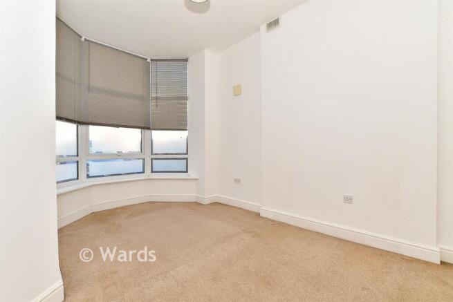 1 bed property, in Cheriton Road, £100,000