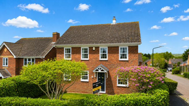 4 bed property, in Merryfields, £560,000