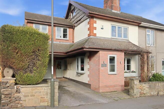 4 bed property, in Main Road, £470,000