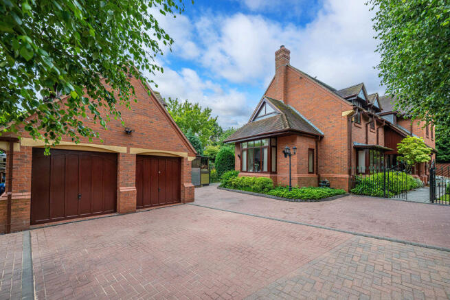 5 bed property, in Bargate Lane, £895,000
