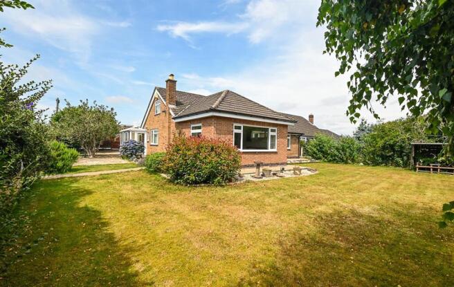 4 bed property, in Blue Cedar, £550,000