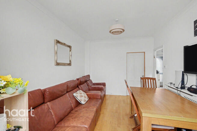 3 bed property, in Hampden Way, £650,000