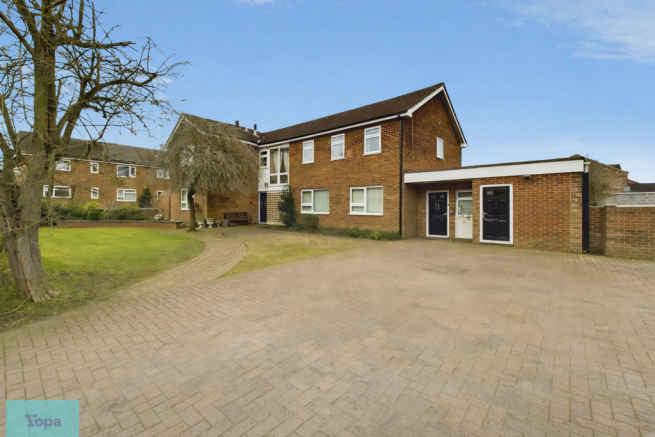 8 bed property, in Fieldside, £375,000